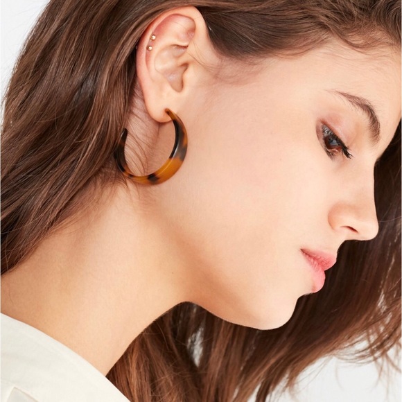 UO Style Brown Tortoise Resin Hoop Earrings - Picture 3 of 5